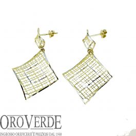 Orecchini pendenti in argento satinato con motivo floreale Orecchini pendenti in argento satinato con motivo floreale